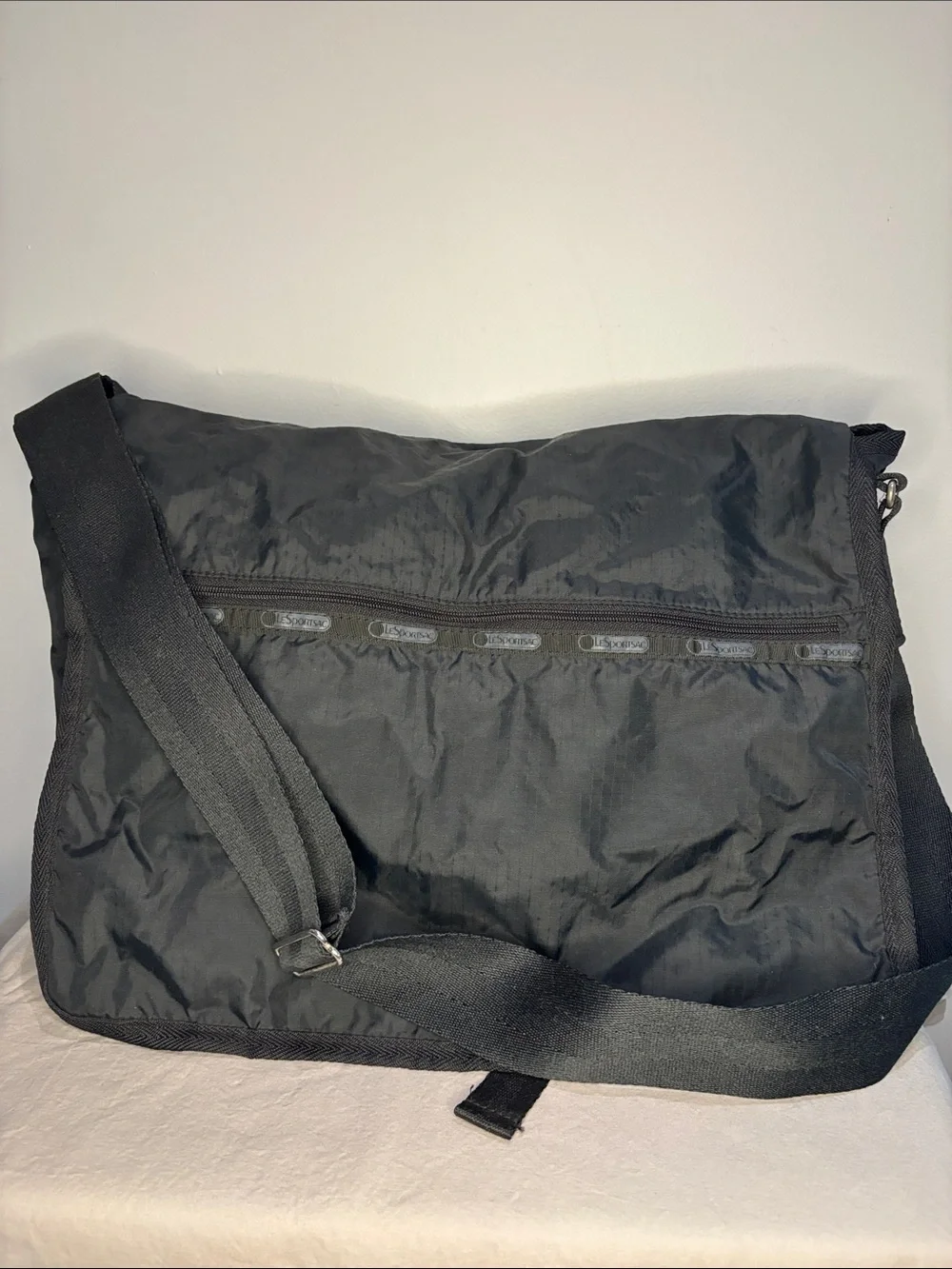 Lesportsac Black Nylon Messenger Crossbody Bag